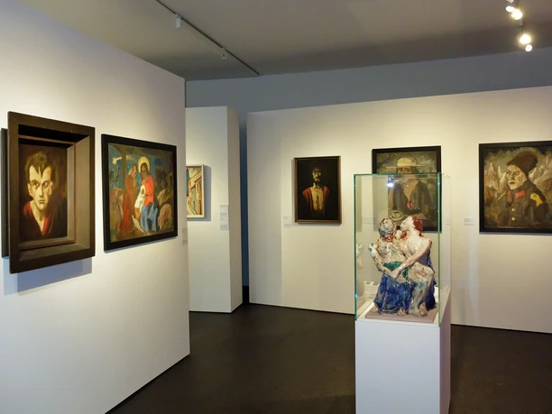OL_Goerlitz_KultHistMus_WG_DSCF0166.jpg Kunstausstellung in modernen Räumen mit expressionistischen Gemälden und Skulpturen.