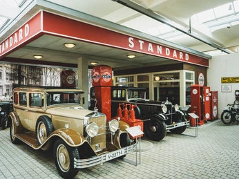 August Horch Museum Zwickau - Ausstellung mit historischer Tankstelle