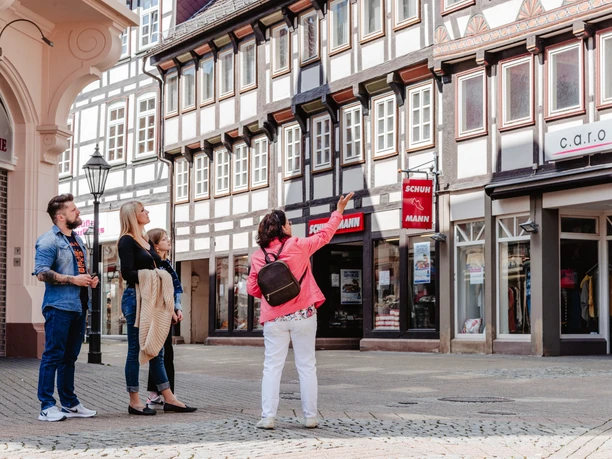 Führung durch Einbeck Eine Familie nimmt an einer Stadtführung durch die historische Fachwerk-Altstadt von Einbeck teil.