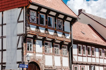 Wolpeterhaus in Einbeck Historisches Wolpeterhaus: reich verziertes Fachwerkgebäude mit rotem Ziegeldach in Einbeck.