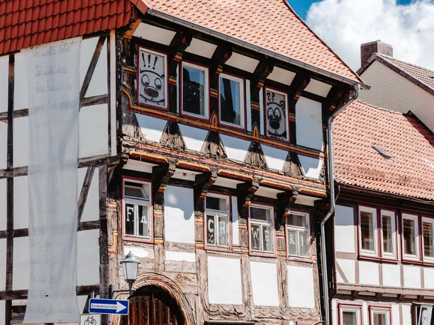 Wolpeterhaus in Einbeck Historisches Wolpeterhaus: reich verziertes Fachwerkgebäude mit rotem Ziegeldach in Einbeck.