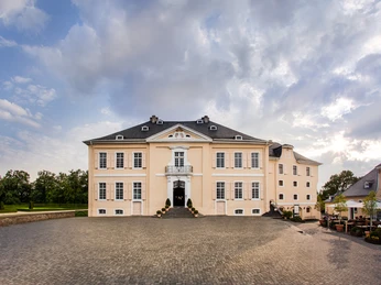 Schloss Miel frontal