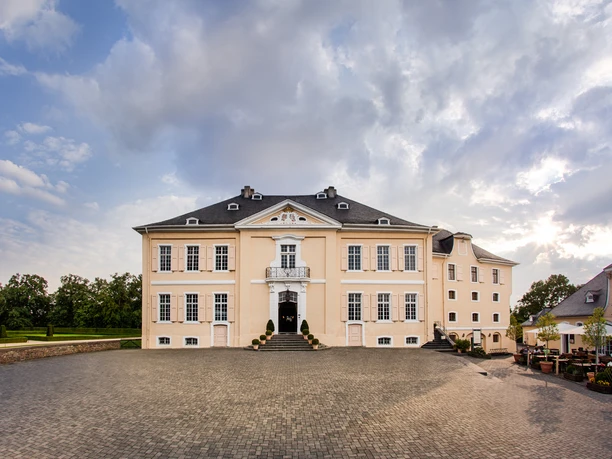 Schloss Miel frontal