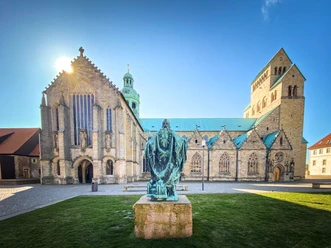 UNESCO-Welterbe Mariendom Außenansicht auf UNESCO-Welterbe Mariendom mit Bernward-Statue