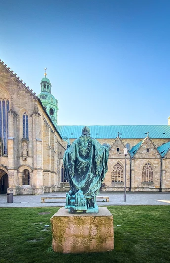 UNESCO-Welterbe Mariendom Außenansicht auf UNESCO-Welterbe Mariendom mit Bernward-StatueExterior view of the UNESCO World Heritage St. Mary's Cathedral with Bernward statueUdvendig udsigt over St Mary's Cathedral, der er på UNESCO's verdensarvsliste, med Bernward-statuenBuitenaanzicht van de UNESCO-werelderfgoed St Mary's Cathedral met het standbeeld van Bernward