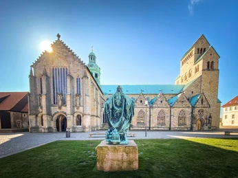UNESCO-Welterbe Mariendom Außenansicht auf UNESCO-Welterbe Mariendom mit Bernward-StatueExterior view of the UNESCO World Heritage St. Mary's Cathedral with Bernward statueUdvendig udsigt over St Mary's Cathedral, der er på UNESCO's verdensarvsliste, med Bernward-statuenBuitenaanzicht van de UNESCO-werelderfgoed St Mary's Cathedral met het standbeeld van Bernward