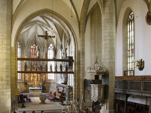k-Hauptkirche St. Marien - Foto Steinborn.jpg Innenraum der Hauptkirche St. Marien mit gotischen Bögen, Kirchenbänken und einem barocken Altar.