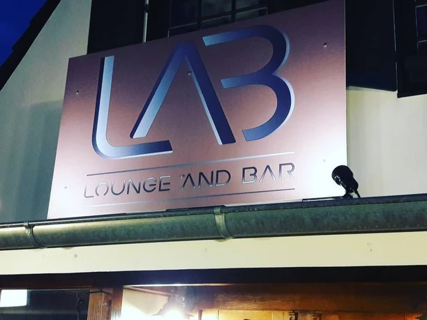 Lounge and Bar Eingang.jpg