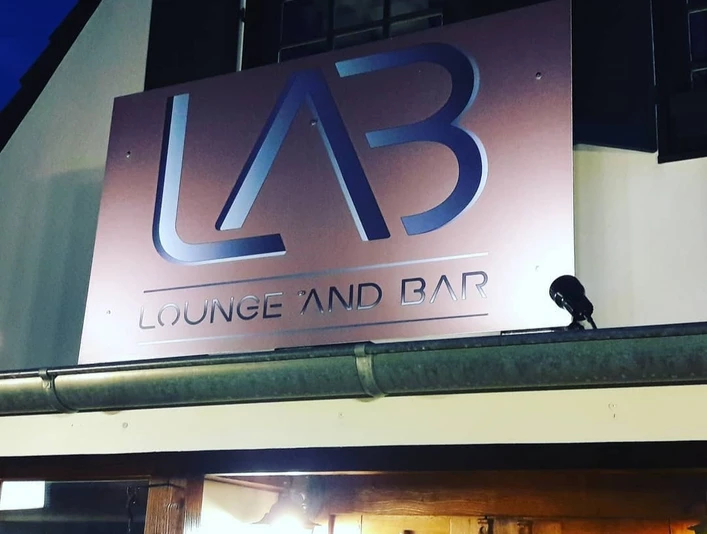 Lounge and Bar Eingang.jpg