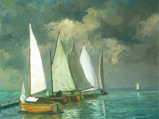 Auswanderer Promenade Steinhude.jpg Segelboote mit weißen und grauen Segeln gleiten bei bewölktem Himmel auf einem ruhigen Gewässer.