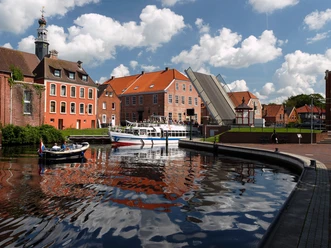 MS Aurich auf dem Ems-Jade-Kanal in Emden MS Aurich auf dem Ems-Jade-Kanal in Emden, Rote Siel Brücke
