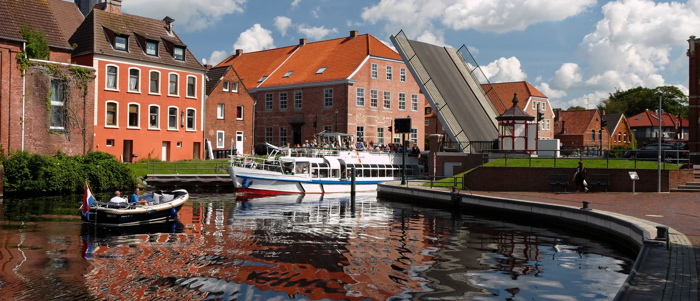 MS Aurich auf dem Ems-Jade-Kanal in Emden MS Aurich auf dem Ems-Jade-Kanal in Emden, Rote Siel Brücke
