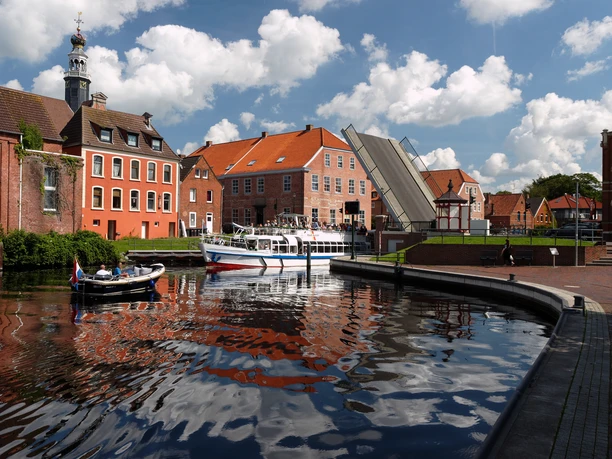 MS Aurich auf dem Ems-Jade-Kanal in Emden, Rote Siel Brücke