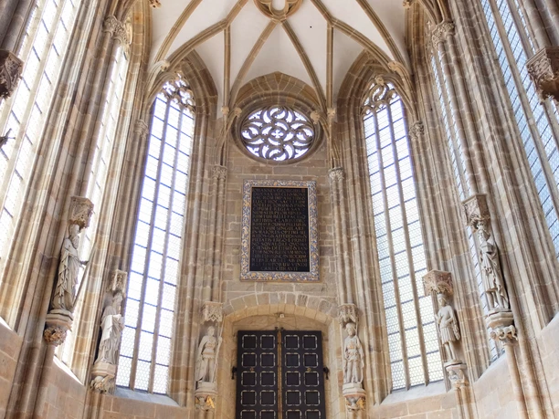 DE_Meissen_Dom_Wolfgang Gärtner_DSCF0229.JPG Heller Kirchenraum mit hohen Fenstern, verzierten Säulen und kunstvollen Statuen.