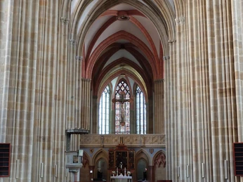 DE_Meissen_Dom_Wolfgang Gärtner_DSCF2945.jpg Innenansicht des Meißner Doms mit hohen gotischen Bögen und einem verzierten Altar.Interior view of Meissen Cathedral with high Gothic arches and an ornate altar.Pohled do interiéru míšeňské katedrály s vysokými gotickými klenbami a zdobeným oltářem.Widok wnętrza katedry w Miśni z wysokimi gotyckimi łukami i ozdobnym ołtarzem.Interieur van de kathedraal van Meissen met hoge gotische bogen en een sierlijk altaar.Veduta interna della cattedrale di Meissen con alti archi gotici e un altare ornato.