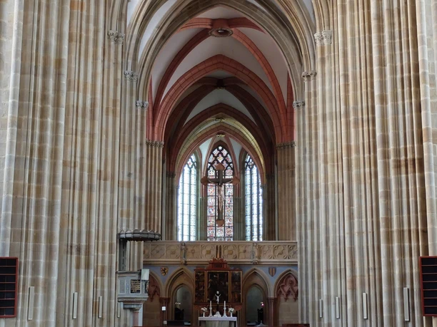 DE_Meissen_Dom_Wolfgang Gärtner_DSCF2945.jpg Innenansicht des Meißner Doms mit hohen gotischen Bögen und einem verzierten Altar.