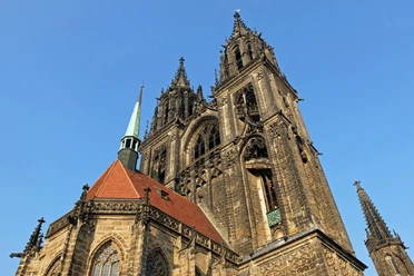 DE_Meissen_Dom_Wolfgang Gärtner_DSCF2932.jpg Meißner Dom mit gotischen Türmen und rotem Dach vor klarem blauen Himmel, Außenansicht.