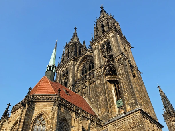 DE_Meissen_Dom_Wolfgang Gärtner_DSCF2932.jpg Meißner Dom mit gotischen Türmen und rotem Dach vor klarem blauen Himmel, Außenansicht.