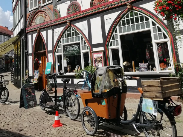 Lastenrad Lastenräder vor einem großen Fachwerkhaus.