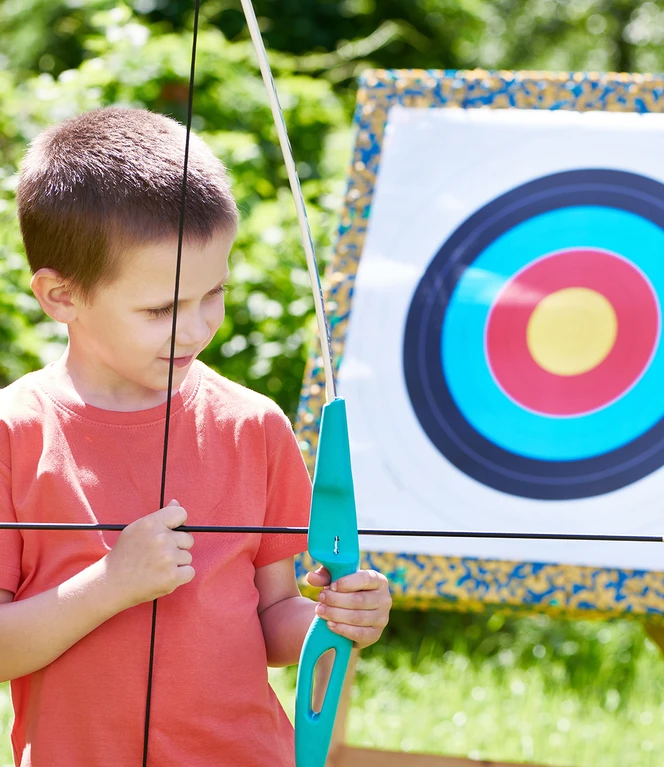 Den Umgang mit Pfeil und Bogen erlernen