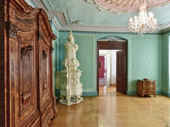 GrünerSalon_Vogtlandmuseum.jpg Ein eleganter Raum mit grünen Wänden, reich verzierten Möbeln und einem Kronleuchter.An elegant room with green walls, richly decorated furniture and a chandelier.Elegantní pokoj se zelenými stěnami, bohatě zdobeným nábytkem a lustrem.Elegancki pokój z zielonymi ścianami, bogato zdobionymi meblami i żyrandolem.Een elegante kamer met groene muren, rijkelijk versierd meubilair en een kroonluchter.Una stanza elegante con pareti verdi, mobili riccamente decorati e un lampadario.