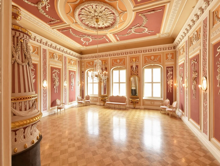 Festsaal Vogtlandmuseum_Vogtlandmuseum.jpg Festsaal des Vogtlandmuseums mit prachtvoller Stuckdecke und eleganter Einrichtung.Ballroom of the Vogtland Museum with magnificent stucco ceiling and elegant furnishings.Taneční sál Vogtlandského muzea s nádherným štukovým stropem a elegantním nábytkem.Sala balowa Muzeum Vogtland ze wspaniałym stiukowym sufitem i eleganckim wyposażeniem.Balzaal van het Vogtland Museum met prachtig stucplafond en elegante inrichting.Sala da ballo del Museo Vogtland con magnifico soffitto in stucco e arredi eleganti.