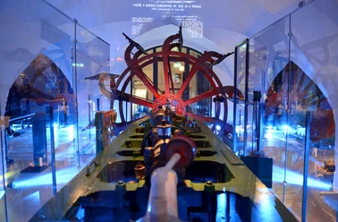 Elbschifffahrtsmuseum Lauenburg- Schaufelrad Ein rot-schwarzes Schaufelrad eines Schiffes im Elbschifffahrtsmuseum Lauenburg. Die Maschinen werden besonders angeleuchtet.