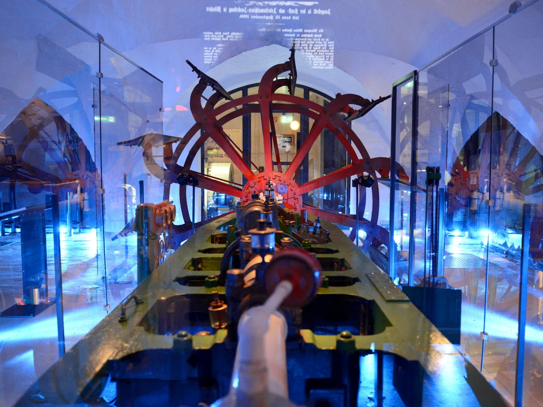 Elbschifffahrtsmuseum Lauenburg- Schaufelrad Ein rot-schwarzes Schaufelrad eines Schiffes im Elbschifffahrtsmuseum Lauenburg. Die Maschinen werden besonders angeleuchtet.