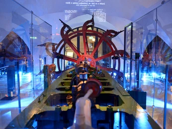 Elbschifffahrtsmuseum Lauenburg- Schaufelrad Ein rot-schwarzes Schaufelrad eines Schiffes im Elbschifffahrtsmuseum Lauenburg. Die Maschinen werden besonders angeleuchtet.