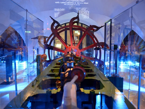 Elbschifffahrtsmuseum Lauenburg- Schaufelrad Ein rot-schwarzes Schaufelrad eines Schiffes im Elbschifffahrtsmuseum Lauenburg. Die Maschinen werden besonders angeleuchtet.