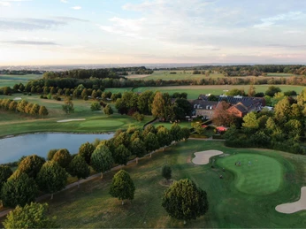 Gebäude mit Golfplatz