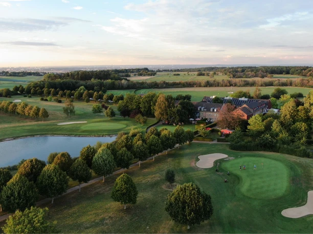 Gebäude mit Golfplatz