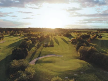 Golfen im Sonnenuntergang