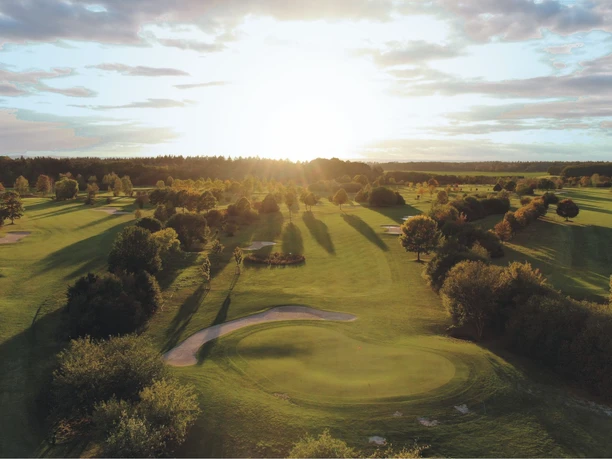 Golfen im Sonnenuntergang