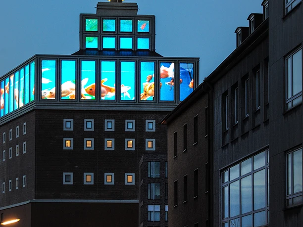 Dortmunder U Das Bild zeigt das beleuchtete Dortmunder U bei Dämmerung, ein markantes Kulturdenkmal in Dortmund.
