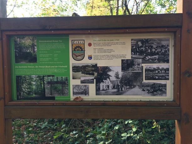 Infotafel am Ihmser Tor Infotafel am Ihmser Tor mit historischen Bildern und Texten, umgeben von Bäumen und Laubwerk.