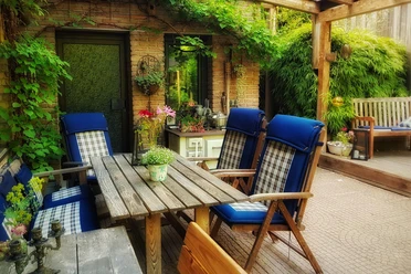 Überdachte Terrasse direkt vor der Wohnung