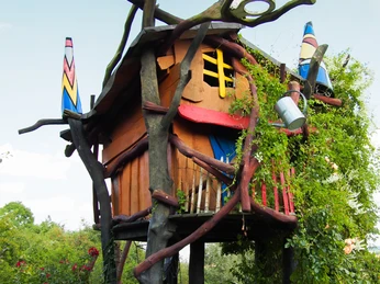 Zwergenland Familienpark Sottrum Zwergenland-Baumhaus im Familienpark SottrumDwarfland tree house in the Sottrum family parkDwarfland træhus i Sottrum familieparkBoomhut Dwarfland in het familiepark Sottrum