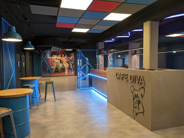 Das Foyer des DAS DA Theaters in einem modernen Design mit dem "Café Diva" und verschiedenen Sitzgelegenheiten.