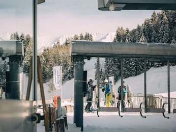 Der Sessellift der Wiriehornbahnen AG Skifahrer stehen vor dem Drehkreuz des SesselliftesSkiers stand in front of the chairlift turnstileLes skieurs se tiennent devant le tourniquet du télésiège