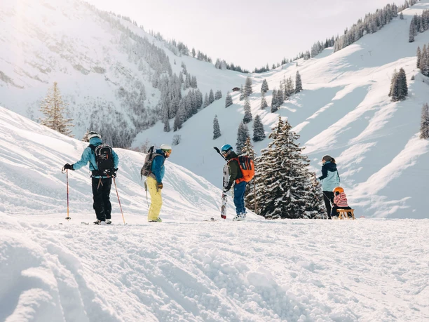 Wintersportler in der verschneiten Berglandschaft