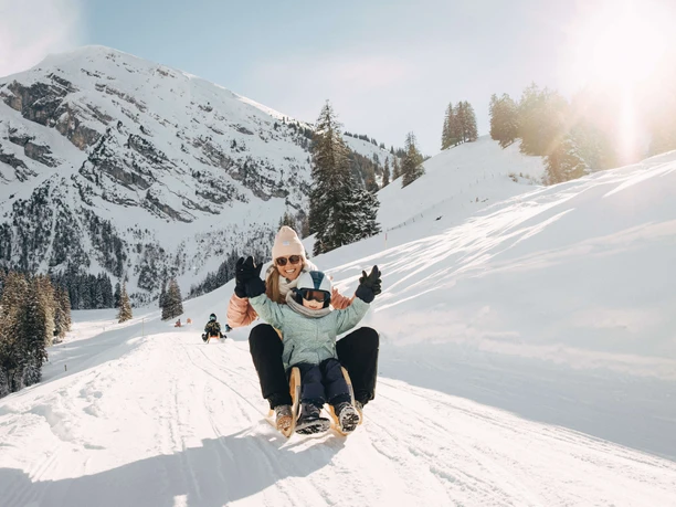 Les joies de la luge pour jeunes et moins jeunes