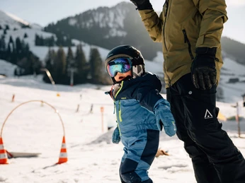 Erste Übungsversuche auf den Skis