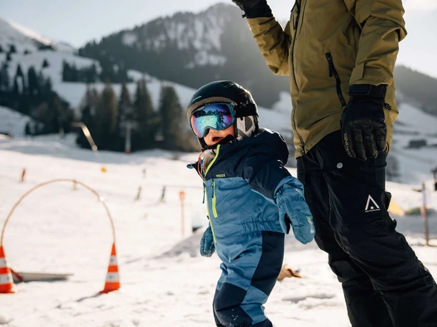 Erste Übungsversuche auf den Skis