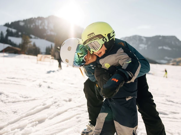 Mutter und Kind am Kinderskilift