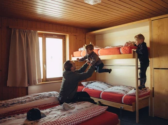 Mehrbettzimmer mit Kajütenbetten