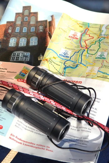 Radtour Mölln Es ist eine Karte zu sehen. Auf dieser liegt ein Fernglas.