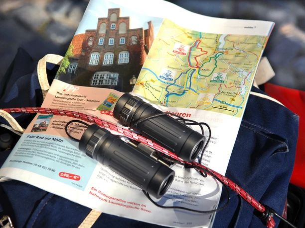 Radtour Mölln Es ist eine Karte zu sehen. Auf dieser liegt ein Fernglas.