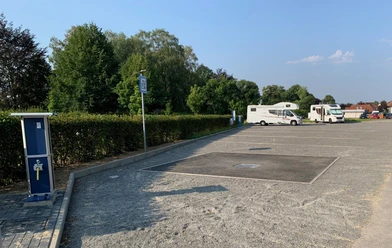 Wohnmobilstellplatz_Blomberg Wohnmobilstellplatz Blomberg: Asphaltierte Stellplätze mit Frischwasserstation, umgeben von grüner Natur.