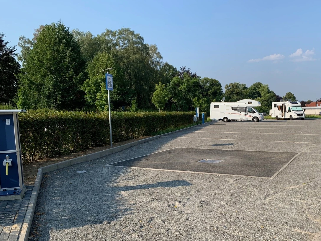 Wohnmobilstellplatz_Blomberg Wohnmobilstellplatz Blomberg: Asphaltierte Stellplätze mit Frischwasserstation, umgeben von grüner Natur.